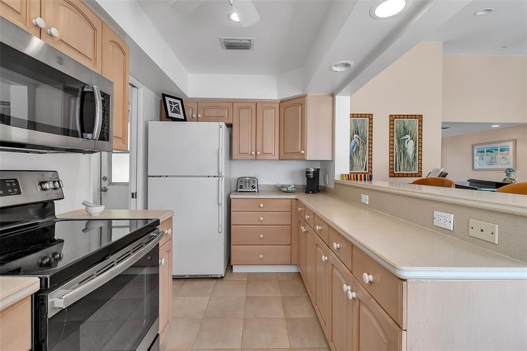 Active With Contract: $3,975,000 (4 beds, 4 baths, 2179 Square Feet)