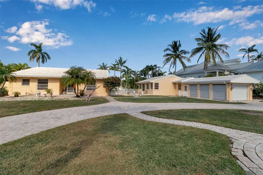 Active With Contract: $3,975,000 (4 beds, 4 baths, 2179 Square Feet)