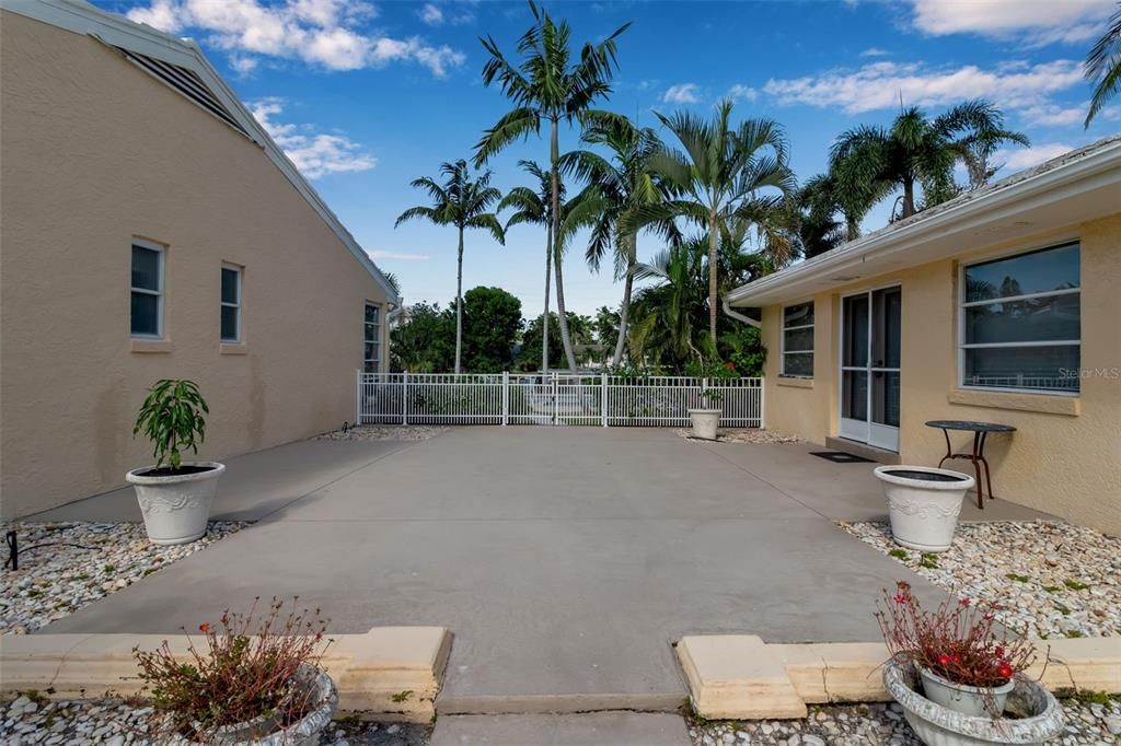 Active With Contract: $3,975,000 (4 beds, 4 baths, 2179 Square Feet)