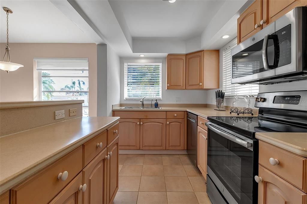 Active With Contract: $3,975,000 (4 beds, 4 baths, 2179 Square Feet)