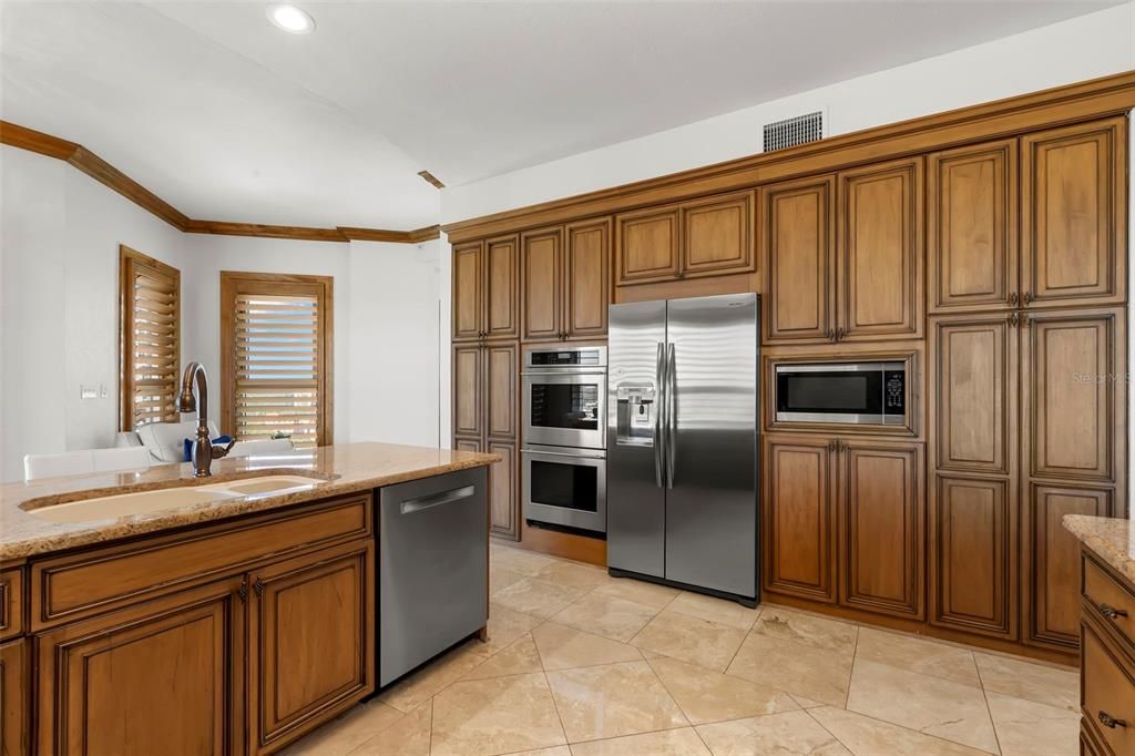 For Sale: $4,950,000 (3 beds, 2 baths, 5100 Square Feet)