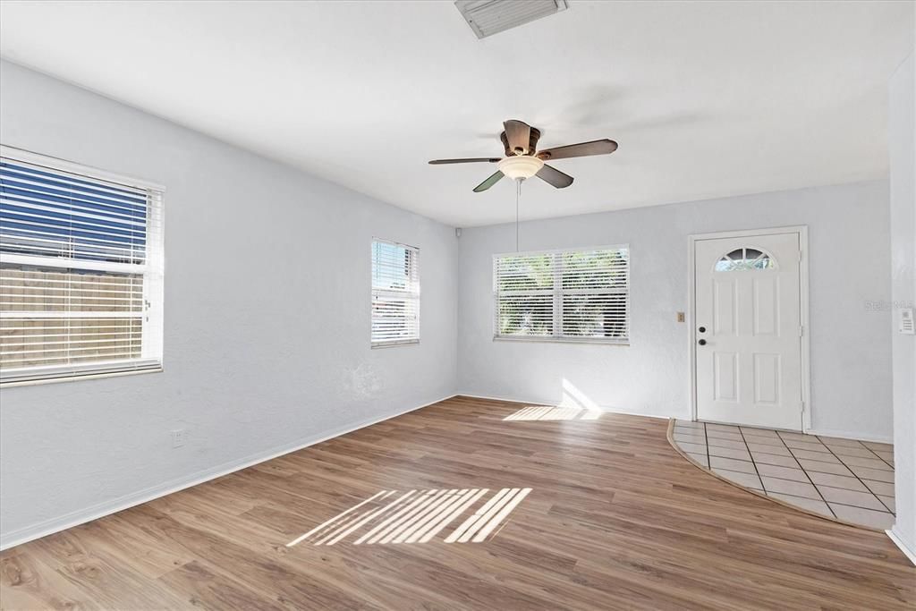 En Venta: $330,000 (3 camas, 2 baños, 1325 Pies cuadrados)