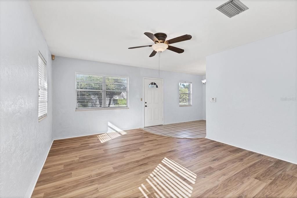 En Venta: $330,000 (3 camas, 2 baños, 1325 Pies cuadrados)