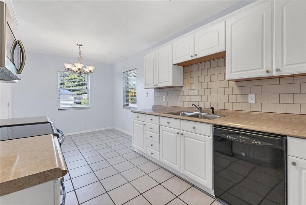 En Venta: $330,000 (3 camas, 2 baños, 1325 Pies cuadrados)