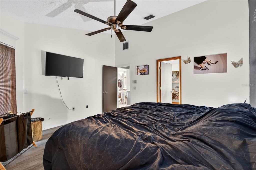 Active With Contract: $500,000 (4 beds, 2 baths, 2043 Square Feet)