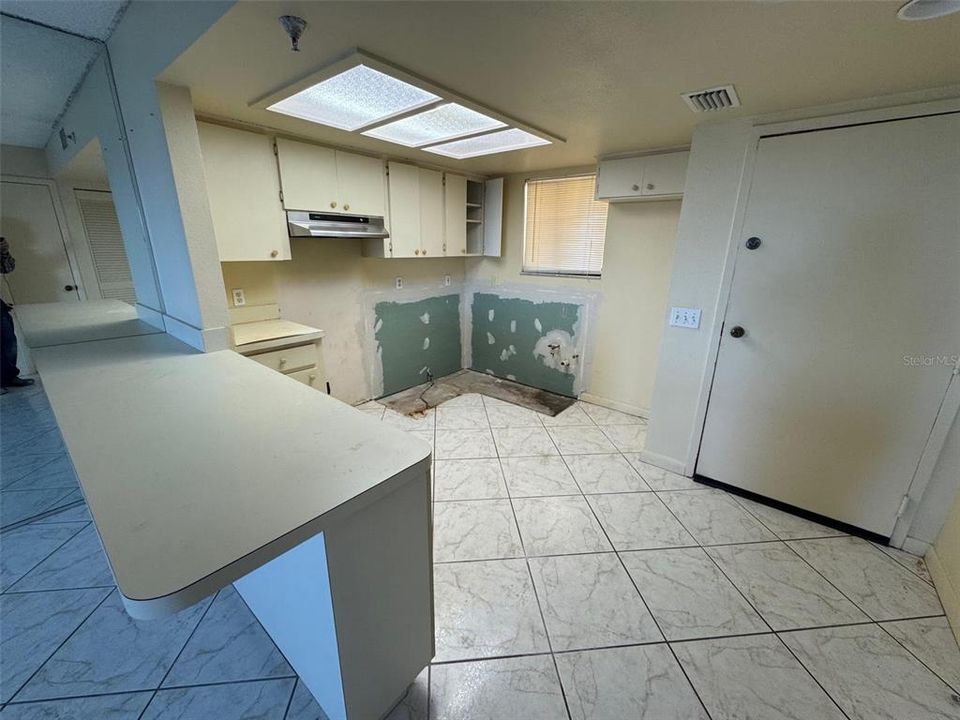 На продажу: $159,900 (1 спален, 1 ванн, 733 Квадратных фут)