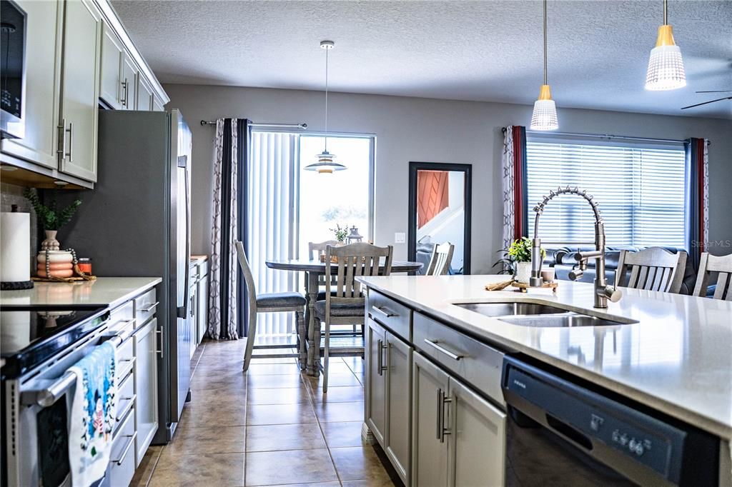 En Venta: $429,000 (4 camas, 3 baños, 2612 Pies cuadrados)