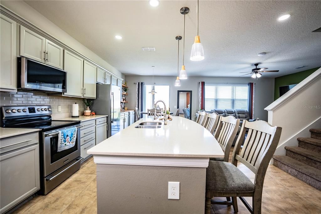 En Venta: $429,000 (4 camas, 3 baños, 2612 Pies cuadrados)