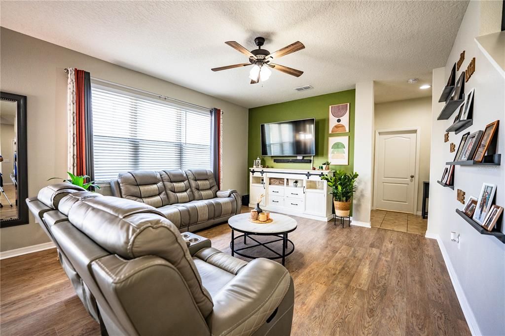 En Venta: $429,000 (4 camas, 3 baños, 2612 Pies cuadrados)