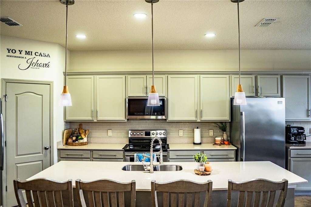 En Venta: $429,000 (4 camas, 3 baños, 2612 Pies cuadrados)