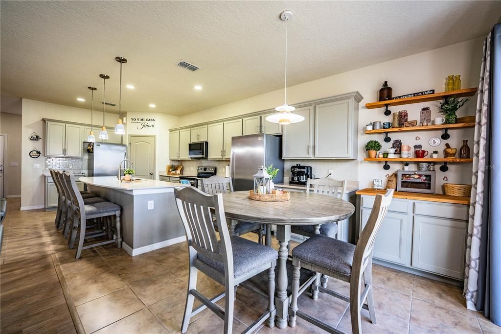 En Venta: $429,000 (4 camas, 3 baños, 2612 Pies cuadrados)