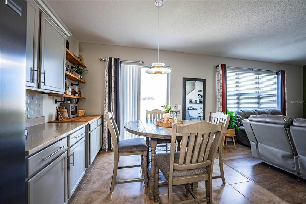 En Venta: $429,000 (4 camas, 3 baños, 2612 Pies cuadrados)