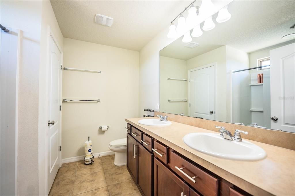 En Venta: $429,000 (4 camas, 3 baños, 2612 Pies cuadrados)