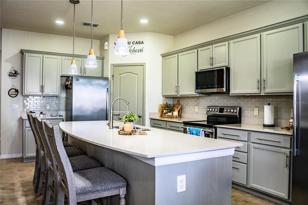 En Venta: $429,000 (4 camas, 3 baños, 2612 Pies cuadrados)