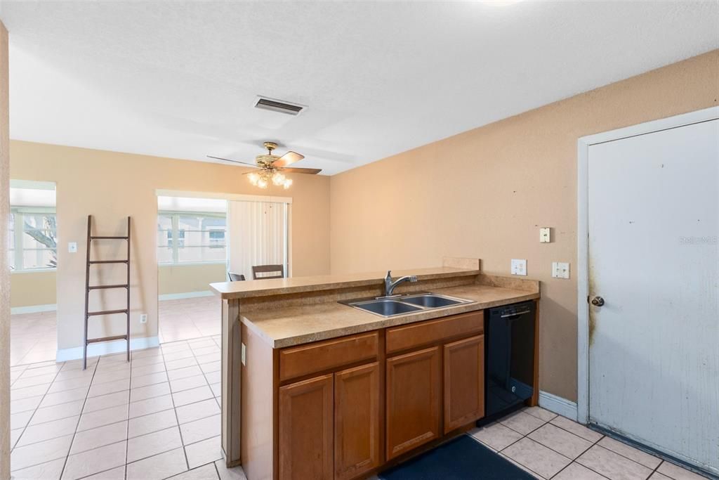 Active With Contract: $285,000 (2 beds, 2 baths, 1070 Square Feet)