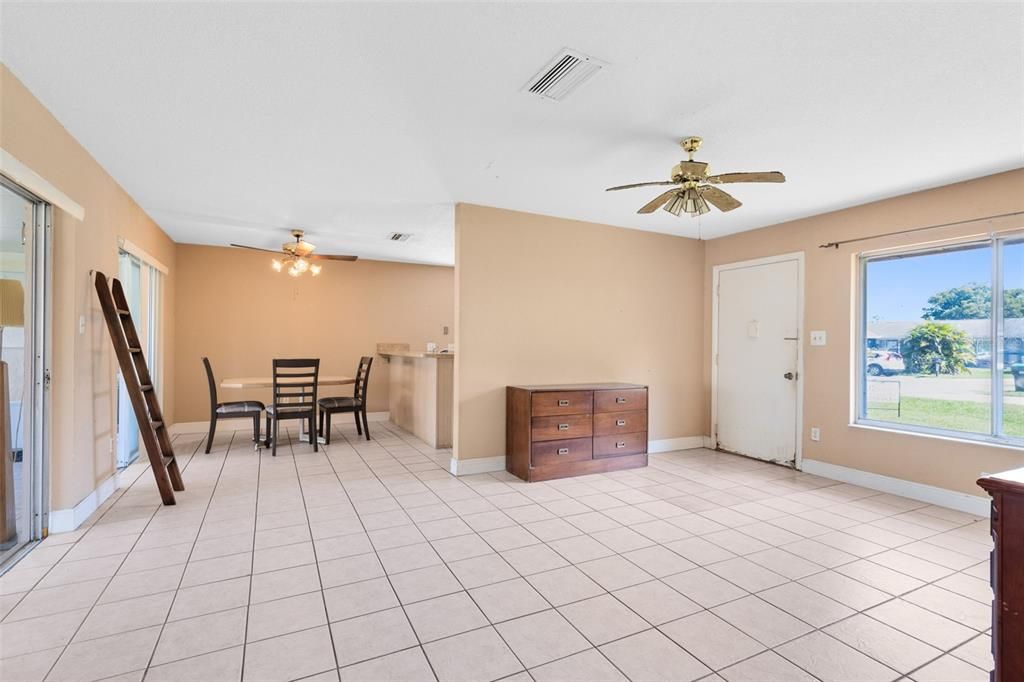 Active With Contract: $285,000 (2 beds, 2 baths, 1070 Square Feet)