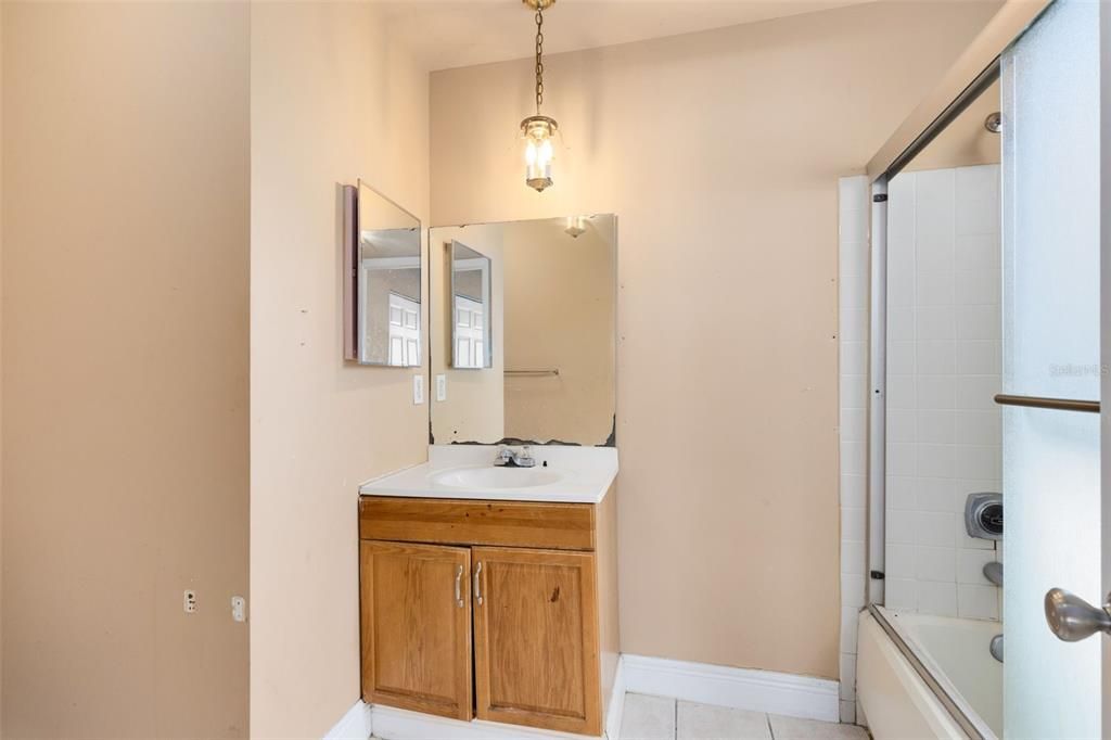 Active With Contract: $285,000 (2 beds, 2 baths, 1070 Square Feet)