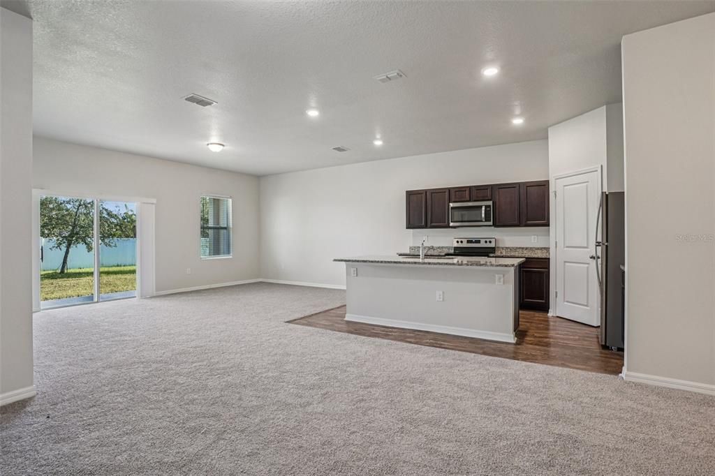 For Sale: $347,500 (3 beds, 2 baths, 1643 Square Feet)