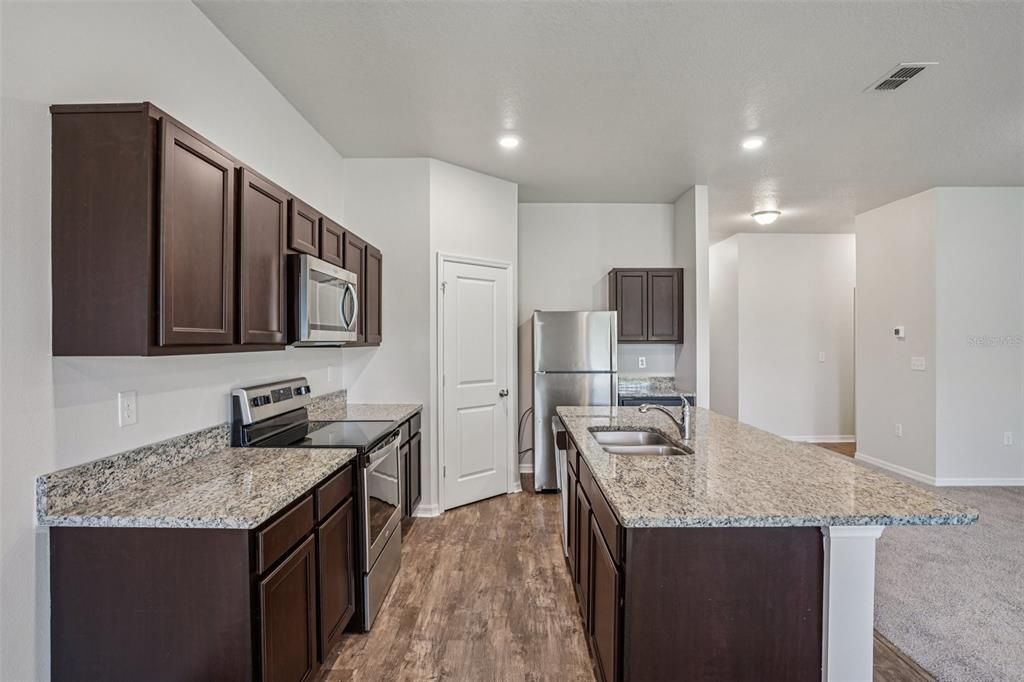 For Sale: $347,500 (3 beds, 2 baths, 1643 Square Feet)
