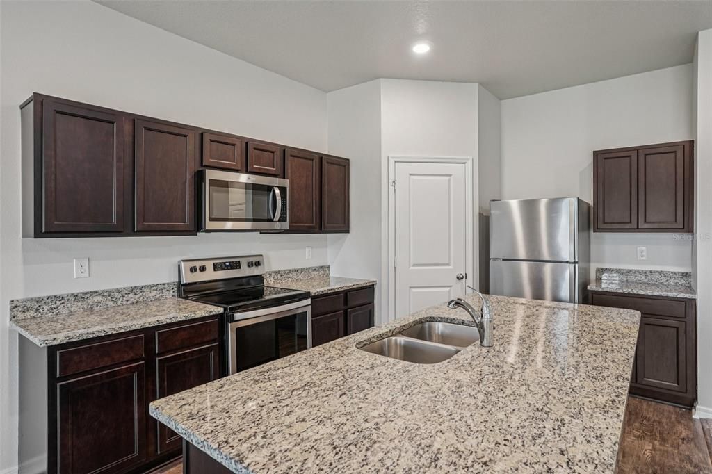 For Sale: $347,500 (3 beds, 2 baths, 1643 Square Feet)