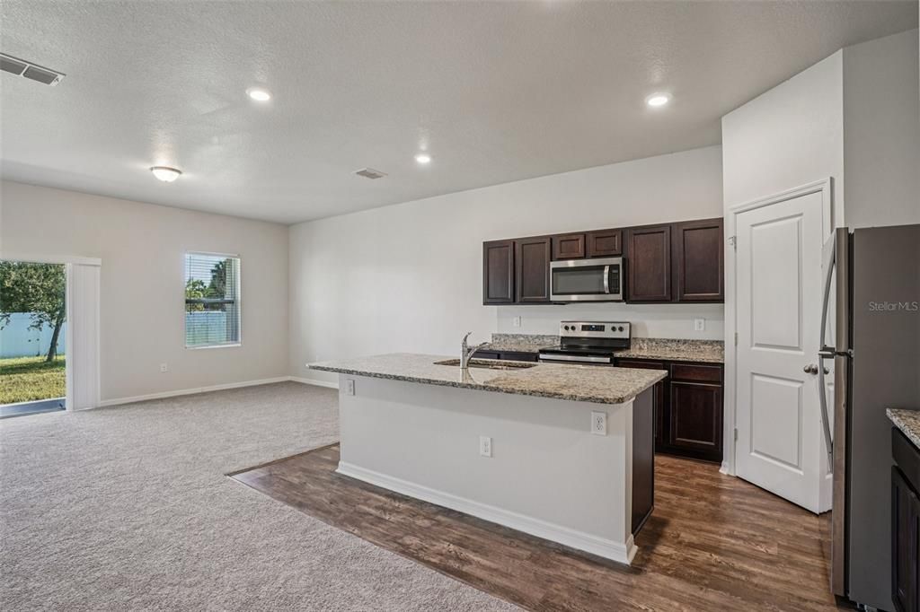 For Sale: $347,500 (3 beds, 2 baths, 1643 Square Feet)