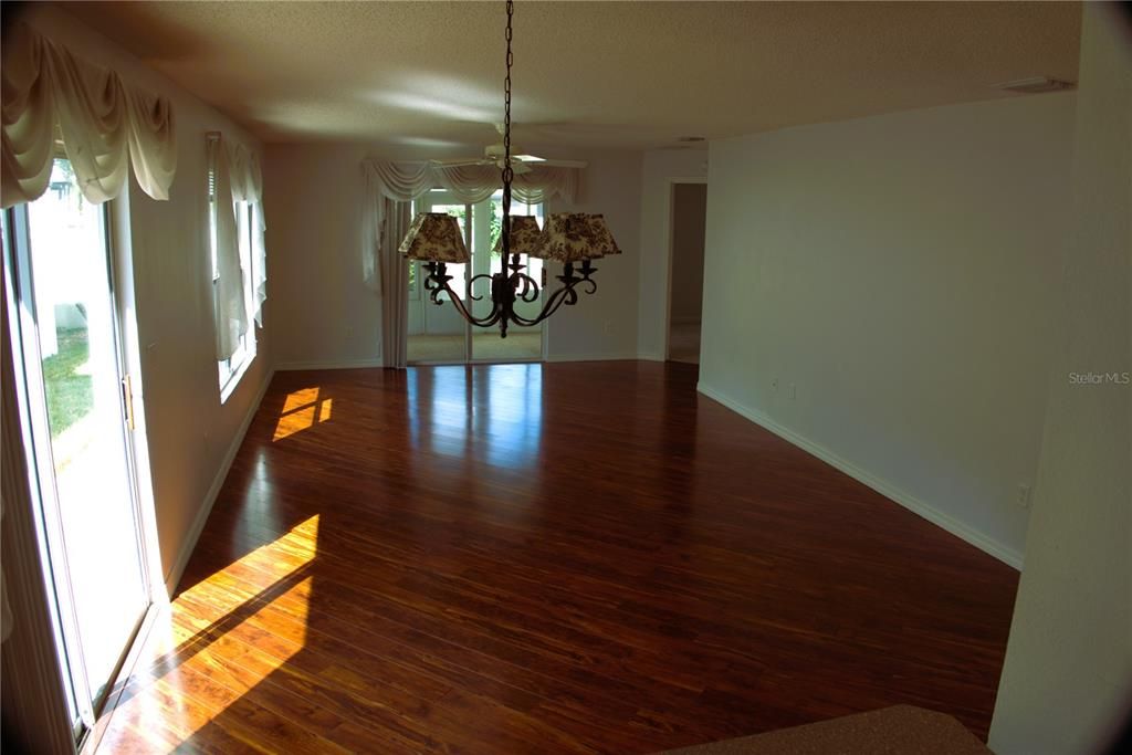 For Sale: $349,900 (2 beds, 2 baths, 1187 Square Feet)