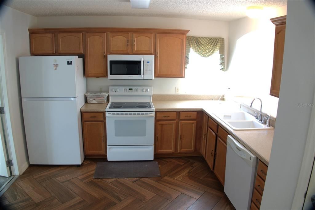 For Sale: $349,900 (2 beds, 2 baths, 1187 Square Feet)