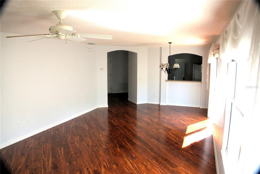 For Sale: $349,900 (2 beds, 2 baths, 1187 Square Feet)