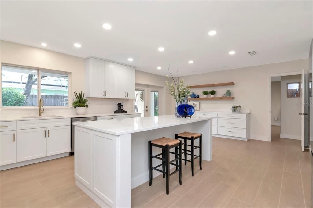 合同活跃: $800,000 (4 贝兹, 3 浴室, 3027 平方英尺)