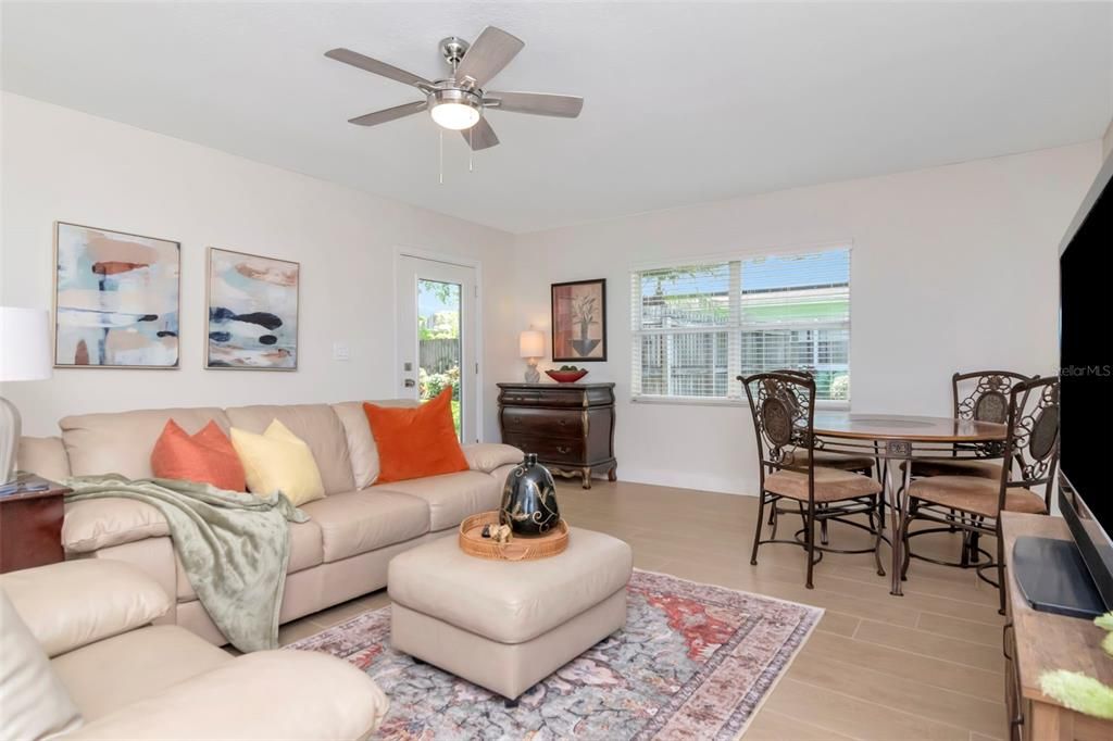 合同活跃: $800,000 (4 贝兹, 3 浴室, 3027 平方英尺)