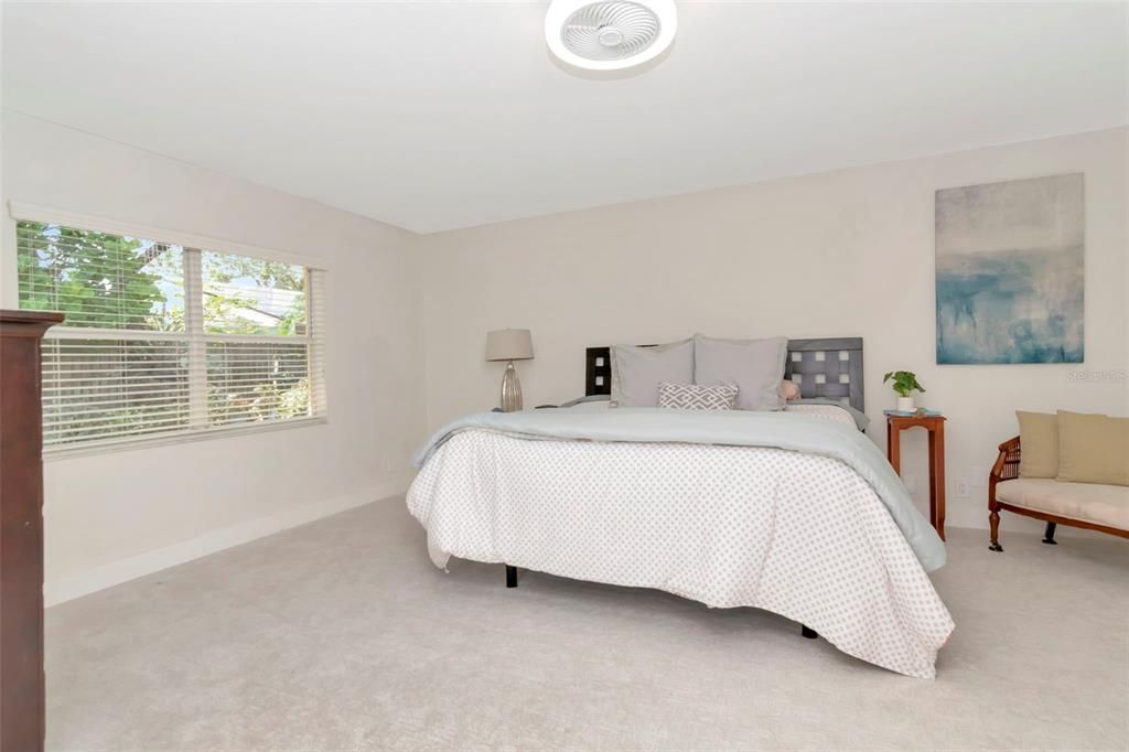 合同活跃: $800,000 (4 贝兹, 3 浴室, 3027 平方英尺)