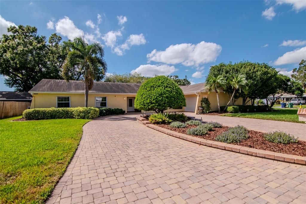 合同活跃: $800,000 (4 贝兹, 3 浴室, 3027 平方英尺)