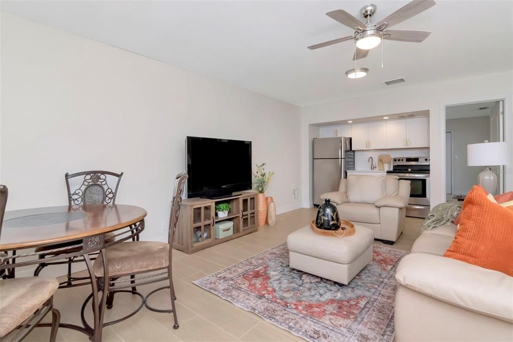 合同活跃: $800,000 (4 贝兹, 3 浴室, 3027 平方英尺)