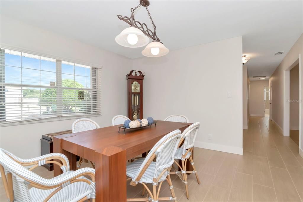 合同活跃: $800,000 (4 贝兹, 3 浴室, 3027 平方英尺)