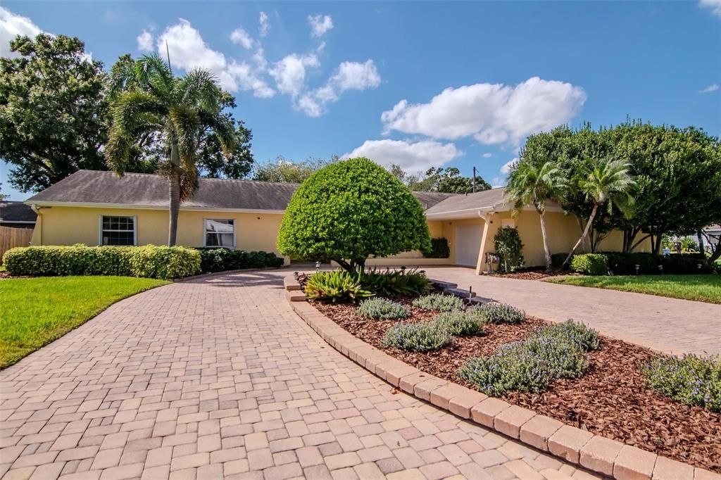 合同活跃: $800,000 (4 贝兹, 3 浴室, 3027 平方英尺)