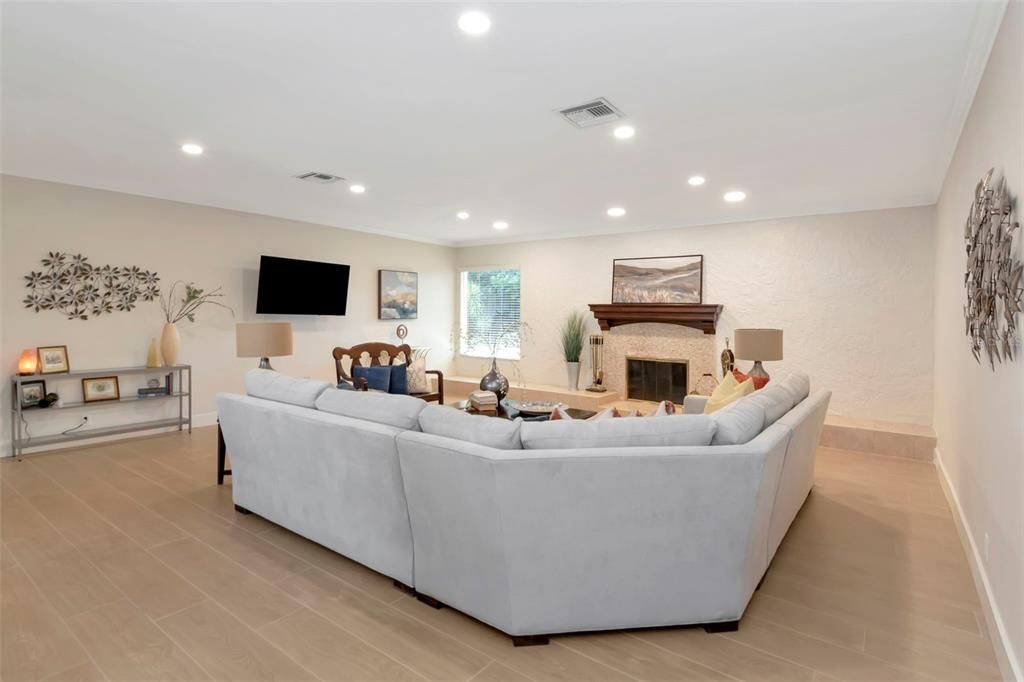 合同活跃: $800,000 (4 贝兹, 3 浴室, 3027 平方英尺)