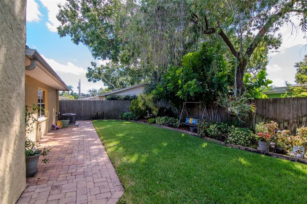 合同活跃: $800,000 (4 贝兹, 3 浴室, 3027 平方英尺)