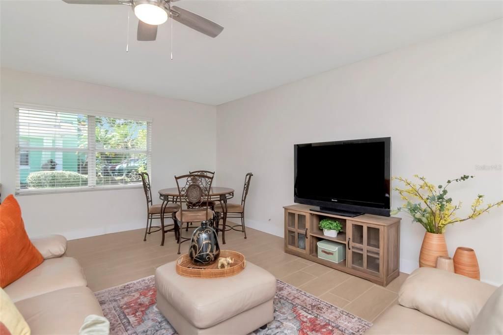 合同活跃: $800,000 (4 贝兹, 3 浴室, 3027 平方英尺)