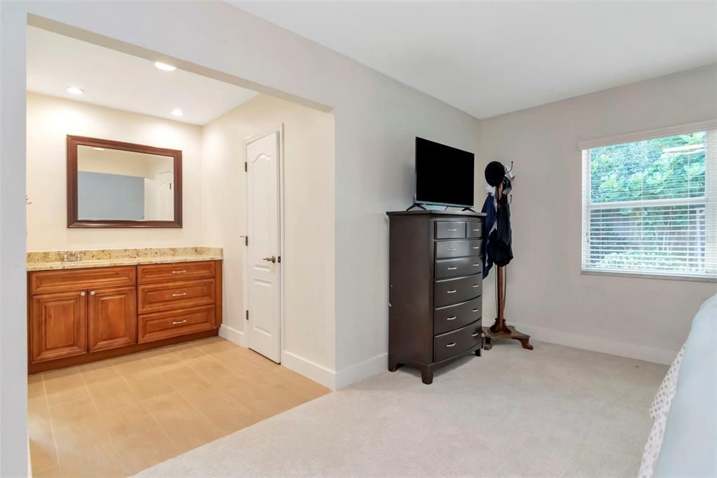 合同活跃: $800,000 (4 贝兹, 3 浴室, 3027 平方英尺)