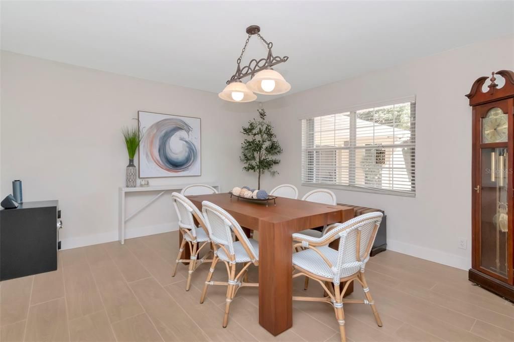 合同活跃: $800,000 (4 贝兹, 3 浴室, 3027 平方英尺)