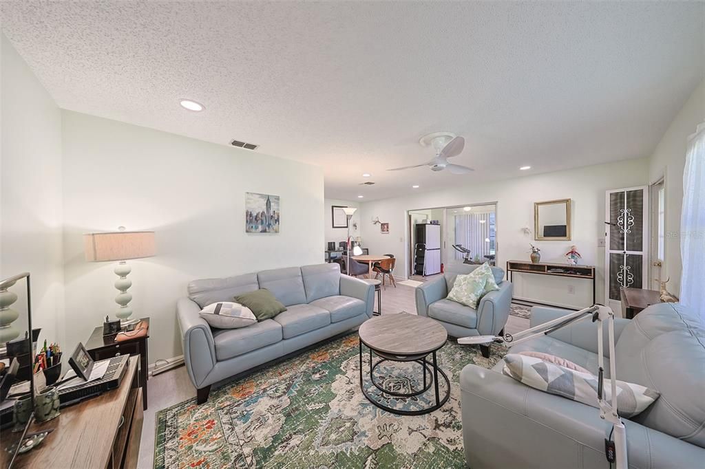 For Sale: $139,000 (1 beds, 1 baths, 960 Square Feet)