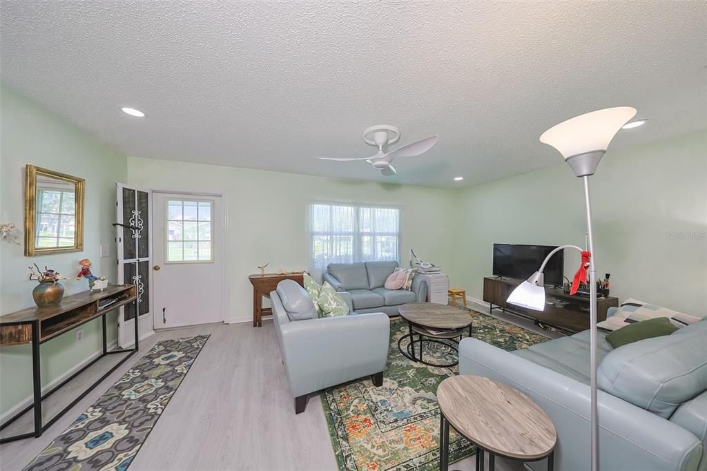 For Sale: $139,000 (1 beds, 1 baths, 960 Square Feet)