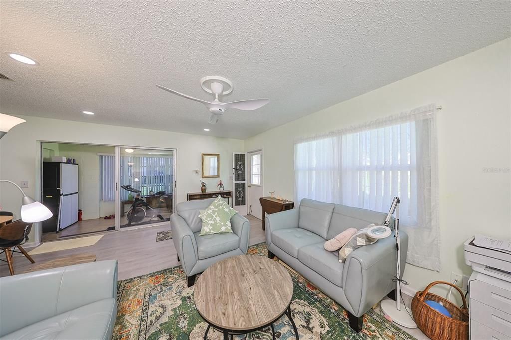 For Sale: $139,000 (1 beds, 1 baths, 960 Square Feet)