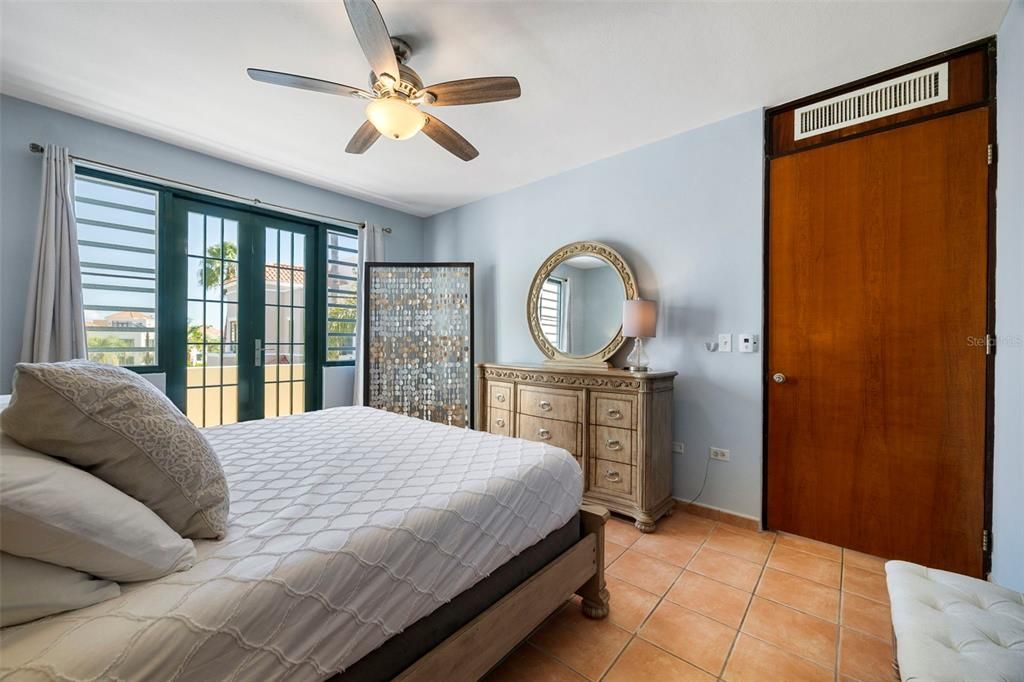 На продажу: $1,410,000 (3 спален, 2 ванн, 2163 Квадратных фут)