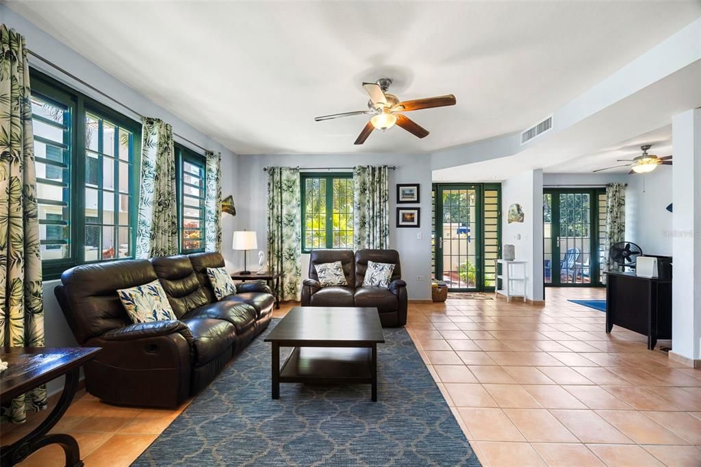 На продажу: $1,410,000 (3 спален, 2 ванн, 2163 Квадратных фут)