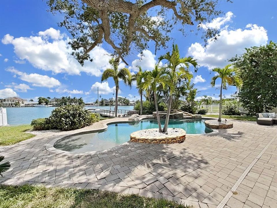 For Sale: $1,675,000 (3 beds, 2 baths, 2009 Square Feet)