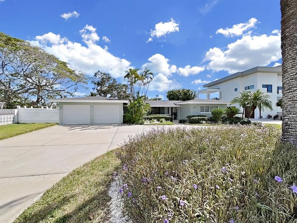 For Sale: $1,675,000 (3 beds, 2 baths, 2009 Square Feet)