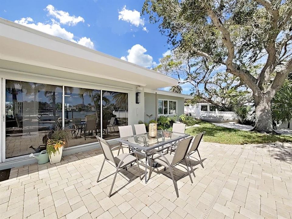 For Sale: $1,675,000 (3 beds, 2 baths, 2009 Square Feet)