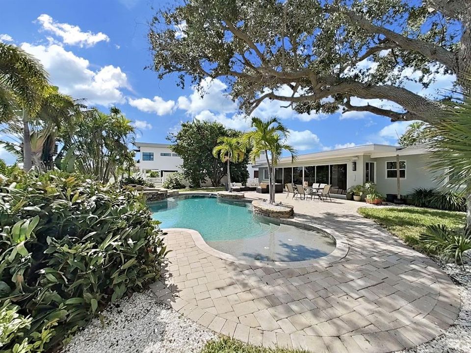 For Sale: $1,675,000 (3 beds, 2 baths, 2009 Square Feet)