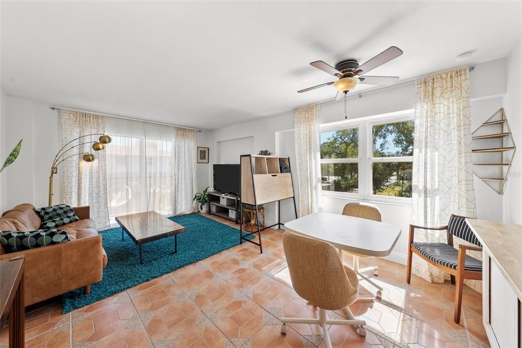 For Sale: $152,500 (1 beds, 1 baths, 595 Square Feet)